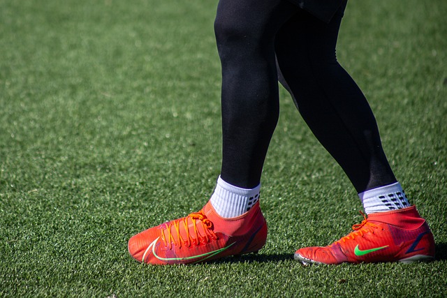 痛揍恩师😉率队击败恩师孔蒂，赛后科莫众将围住法布雷加斯庆祝.